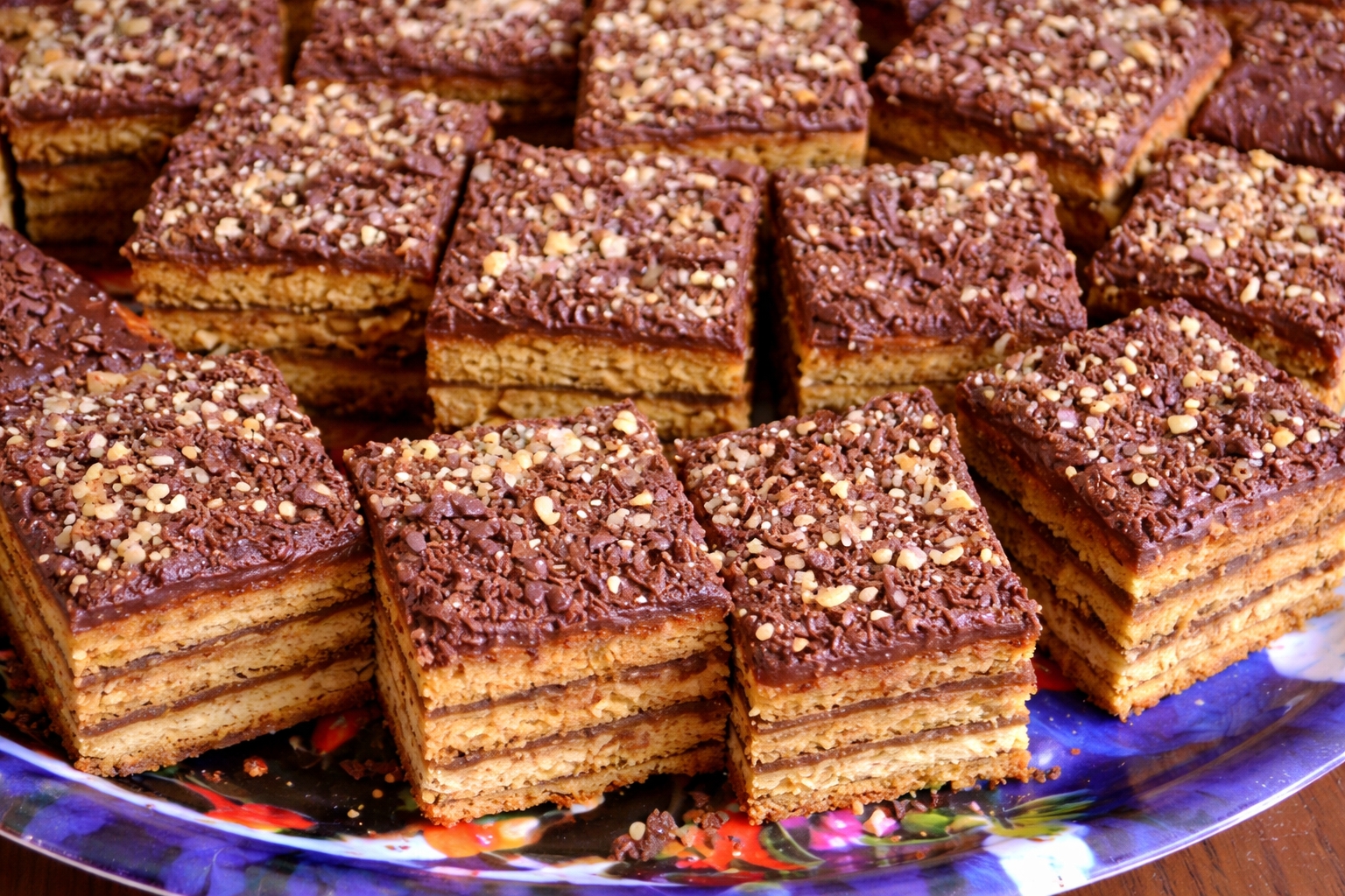 Foi fragede cu miere si crema de ciocolata, nuca si rom