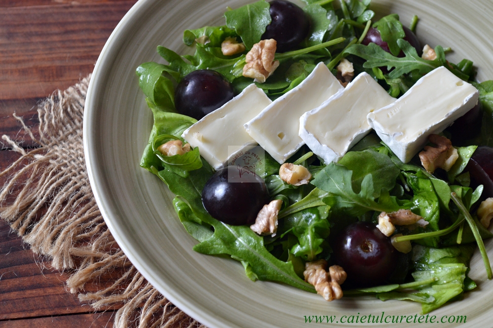 Salata cu camembert, rucola si struguri