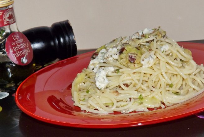 Spaghete cu zucchini, gorgonzola si nuci