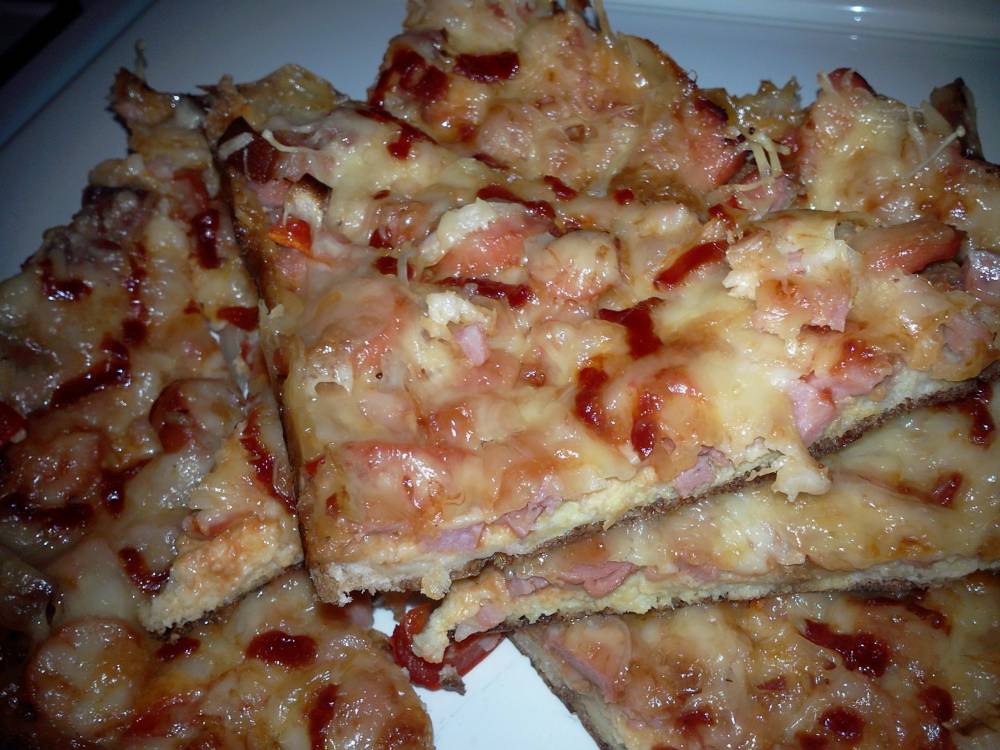 Pizza cu aluat din paine toast