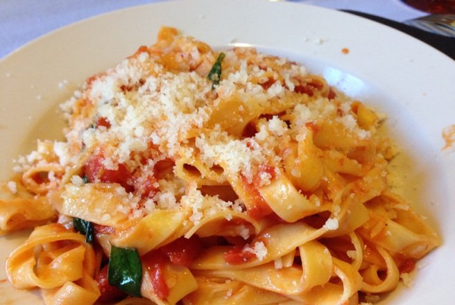 Tagliatelle con sugo fresco di pomodoro