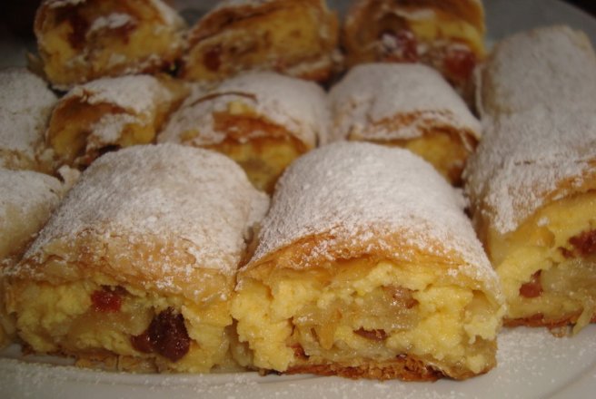 Reteta simpla si delicioasa de strudel cu branza si stafide