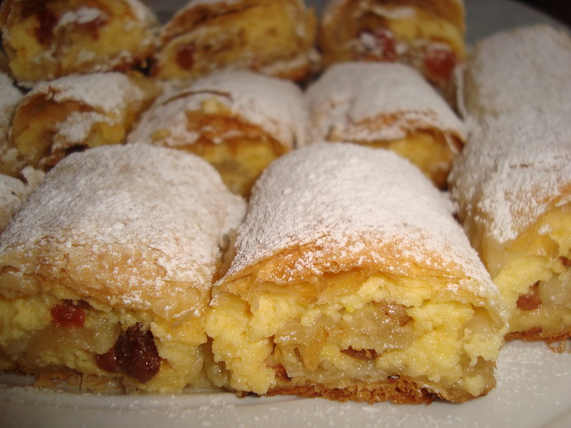 Reteta simpla si delicioasa de strudel cu branza si stafide