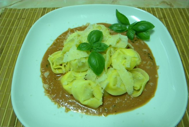 Tortelloni alla carne cu sos mamma rossa