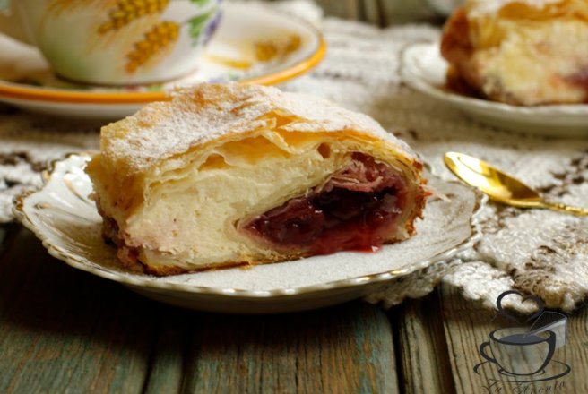 Strudel cu visine si branza de vaci