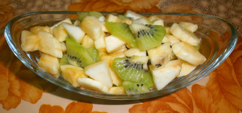 Salata cu banana, mar, kiwi si frisca