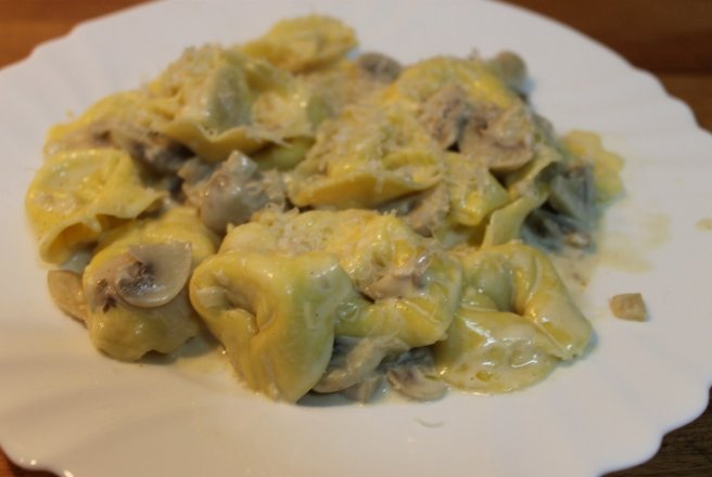 Tortellini cu branza si sos de ciuperci