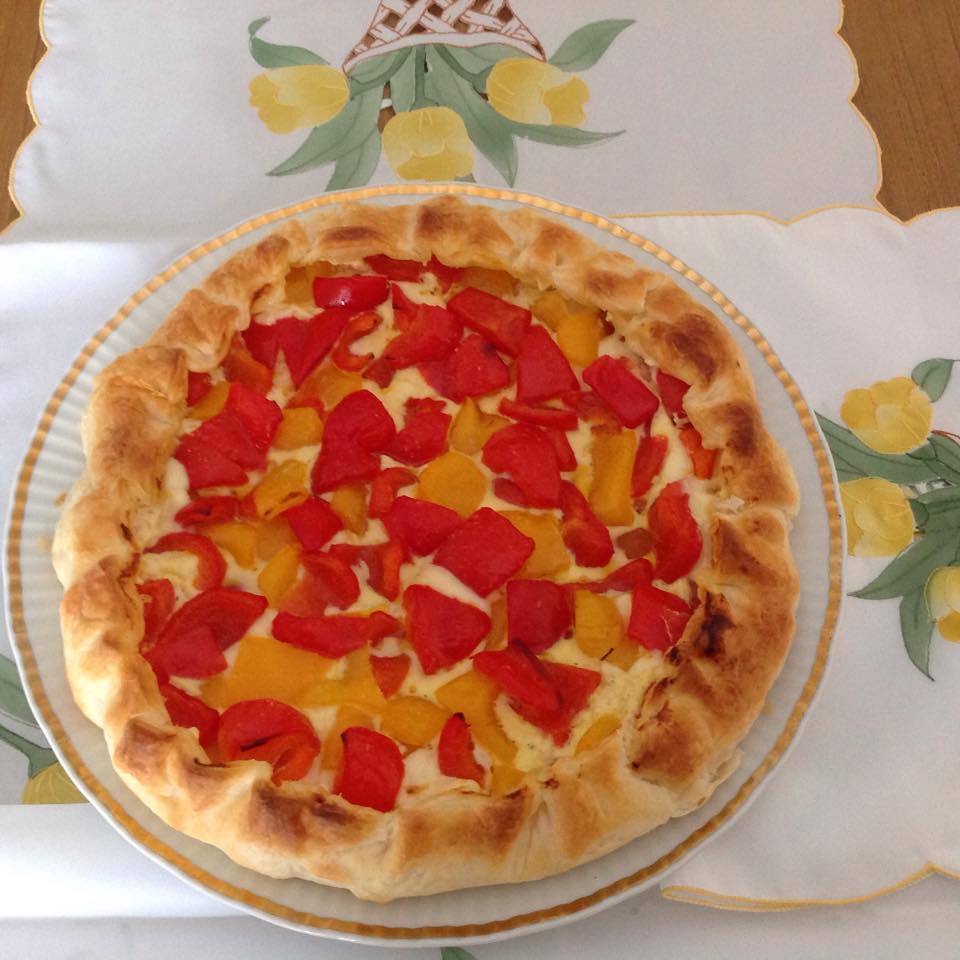 Tarta sarata cu prosciutto, ricotta si ardei