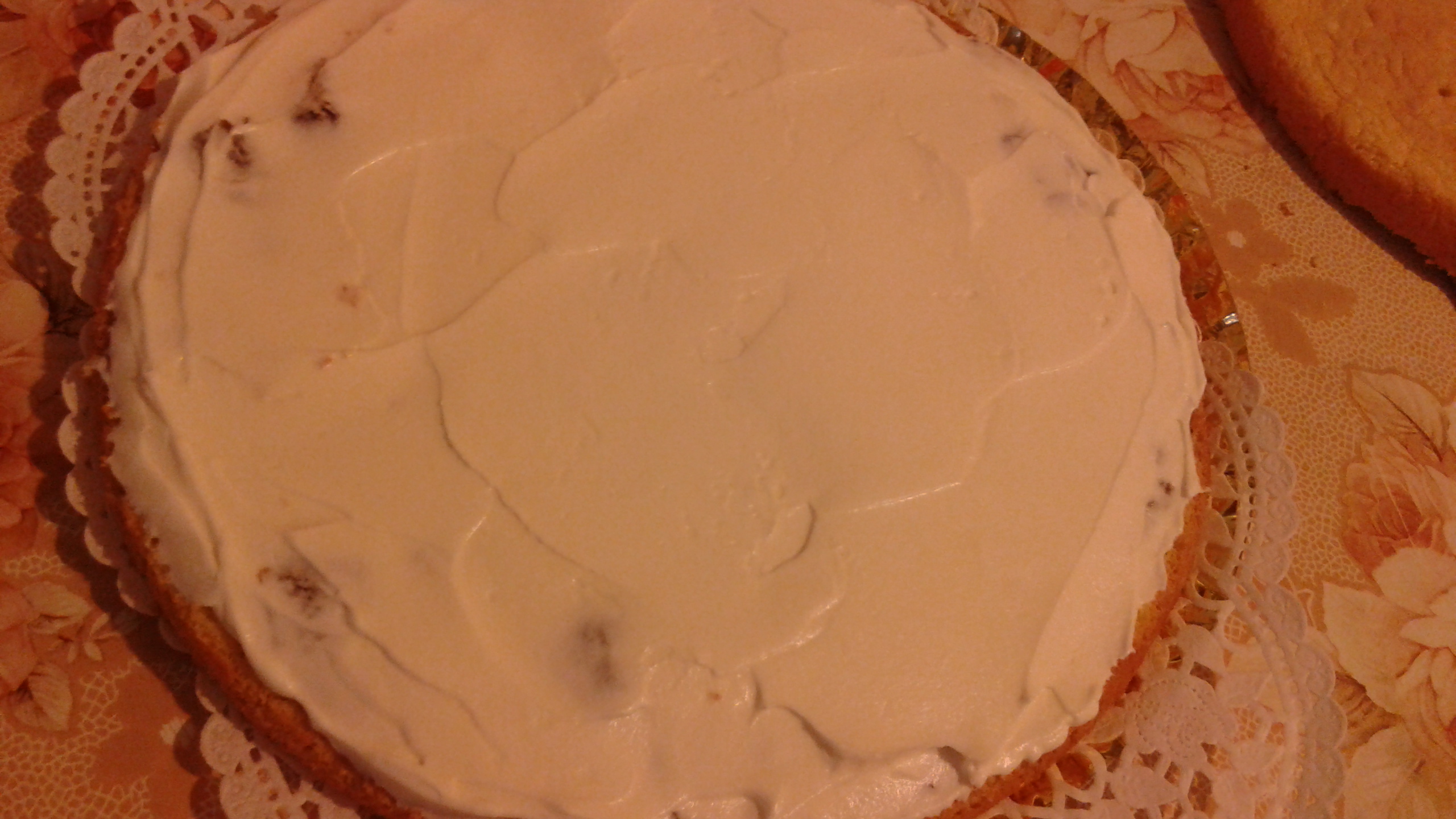 Tort cu crema de mascarpone si gem de piersici