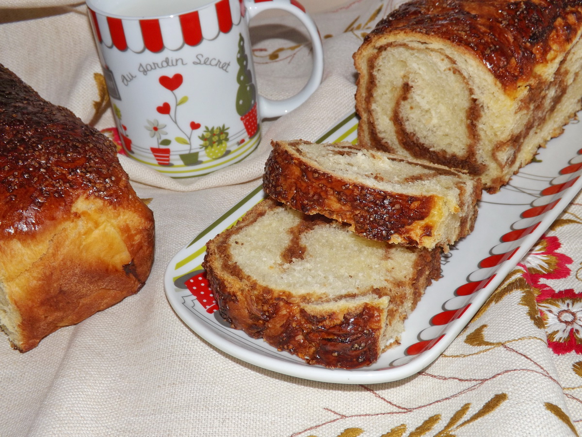 Cozonac cu caramel, nuci si arahide prajite