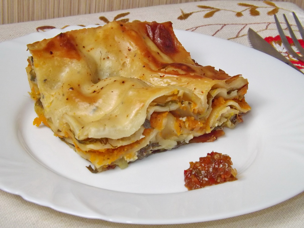 Lasagna cu praz, salata verde si cartofi dulci