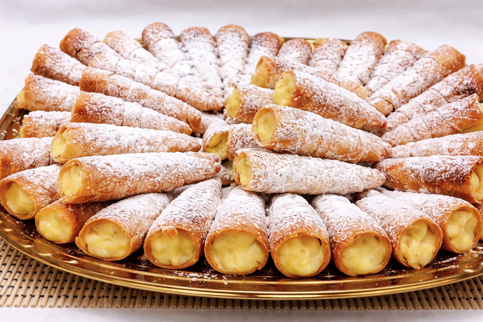 Reteta de rulouri delicioase umplute cu crema de vanilie
