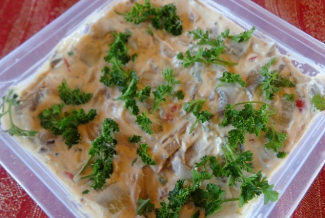 Salata de ciuperci cu smantana, castraveti murati si curcan