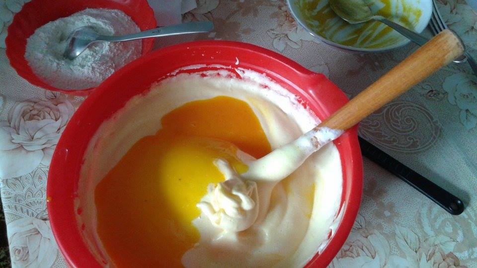 Prajitura cu ciocolata si crema de iaurt cu visine