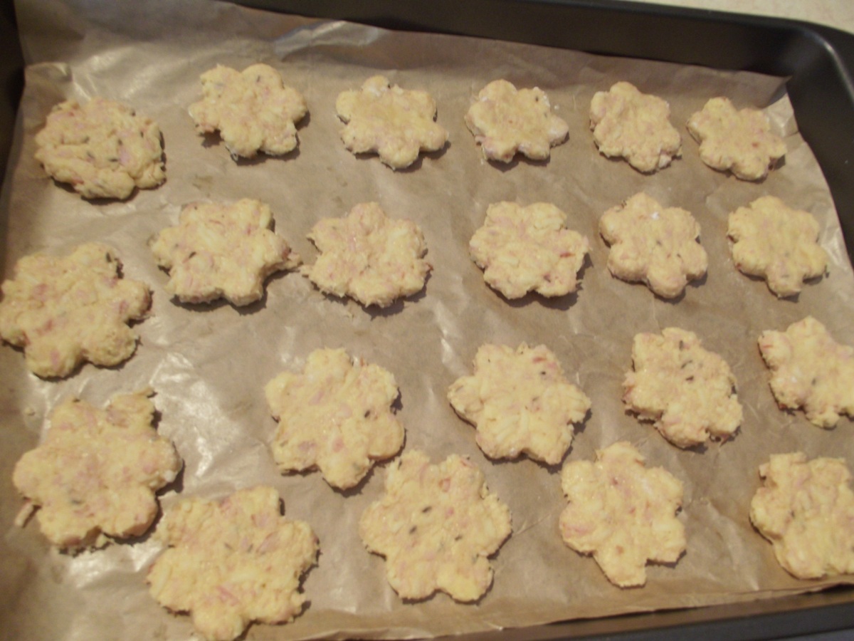 Biscuiti aperitiv, cu sunca presata si cascaval