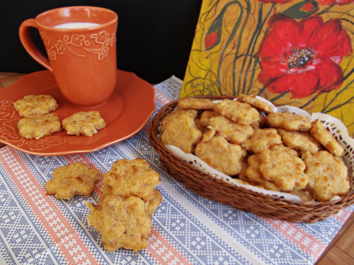 Biscuiti aperitiv, cu sunca presata si cascaval