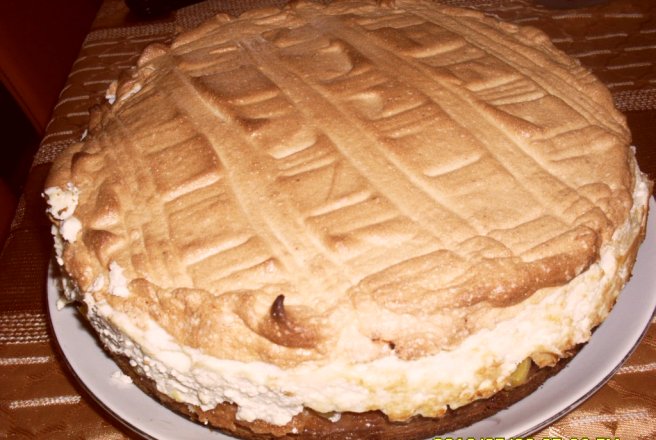 Tort cu piersici,branza dulce si bezea