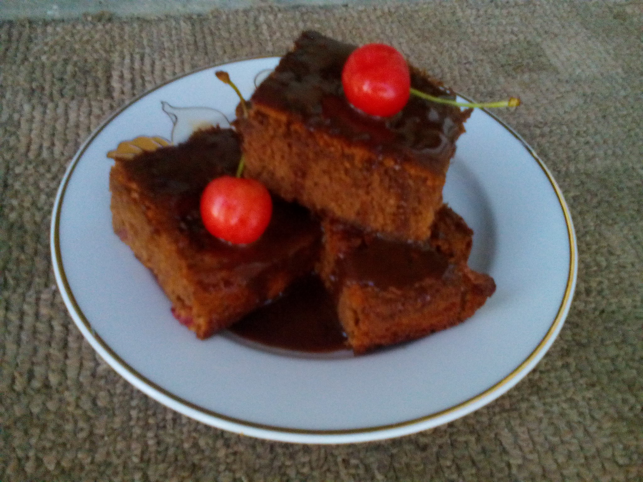 Brownies cu cirese si sos de ciocolata