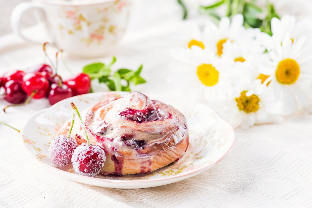 Cinnabons rolls cu cirese si glazura cu scortisoara