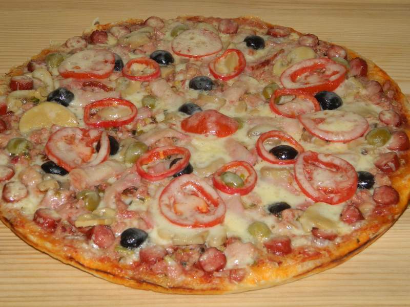 Pizza cu carne de porc si ciolan