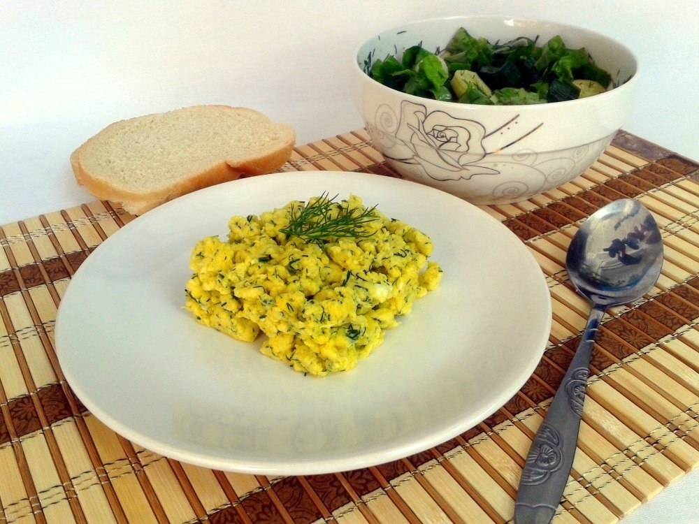 Omleta cu branza si marar servita cu salata verde