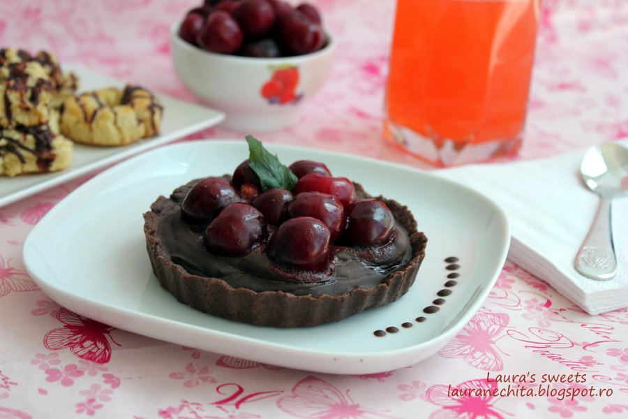 Tarta cu ciocolata, cirese si menta