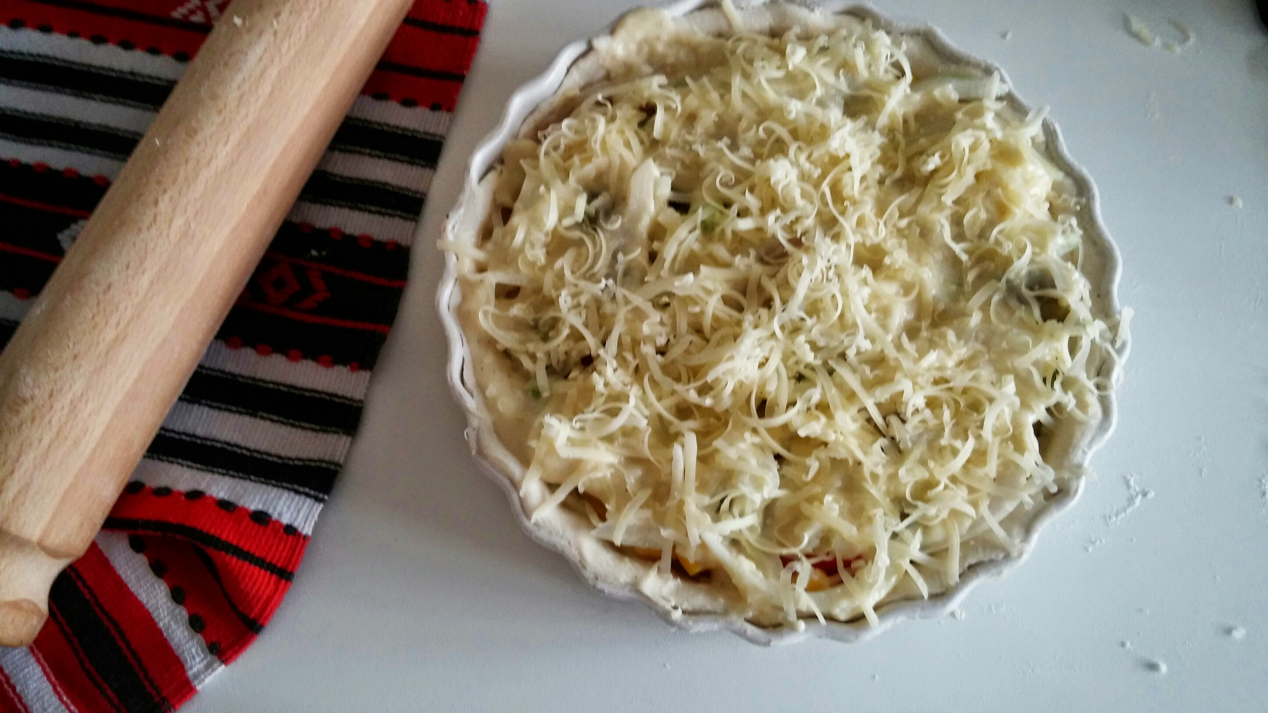 Tarta pufoasa cu legume colorate si cascaval - Sunny cottage puff pastry tart