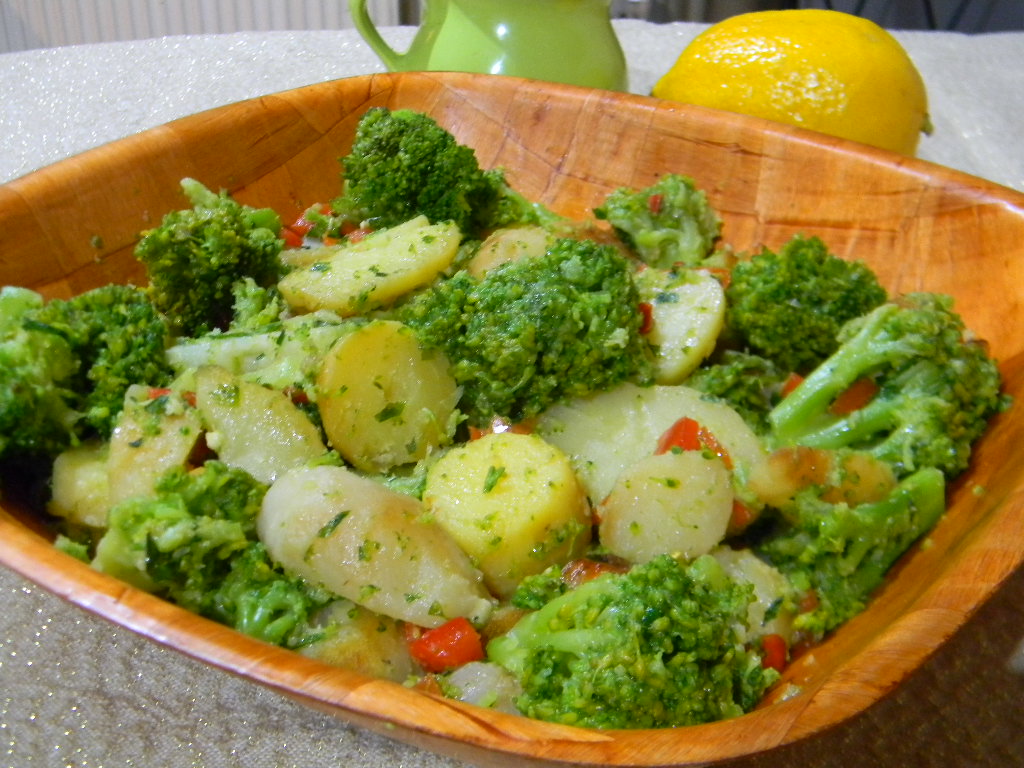 Salata calda cu cartofi si broccoli