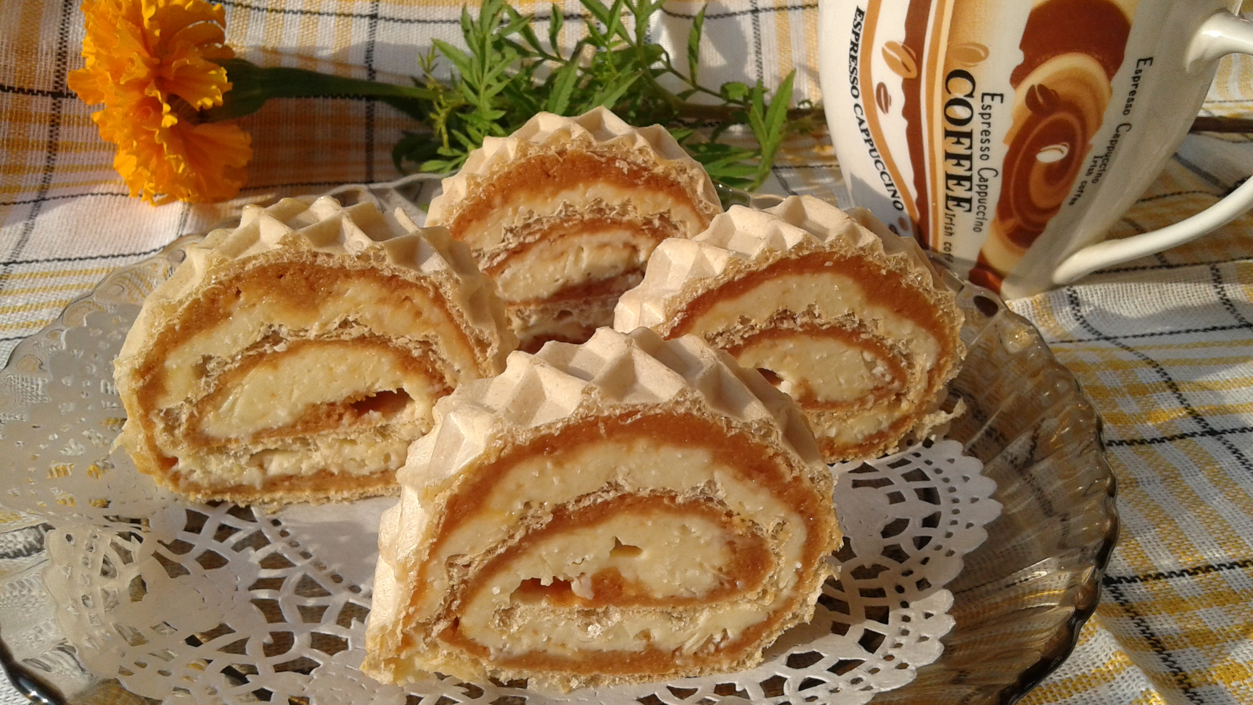 Desert foaie de napolitana cu crema caramel si biscuiti