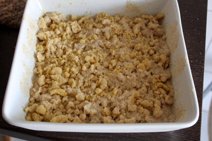 Crumble cu prune si caramel