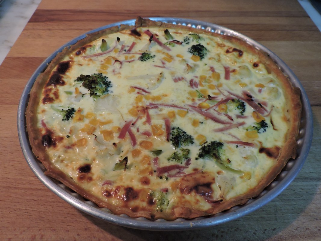 Quiche de broccoli cu sunca si branza