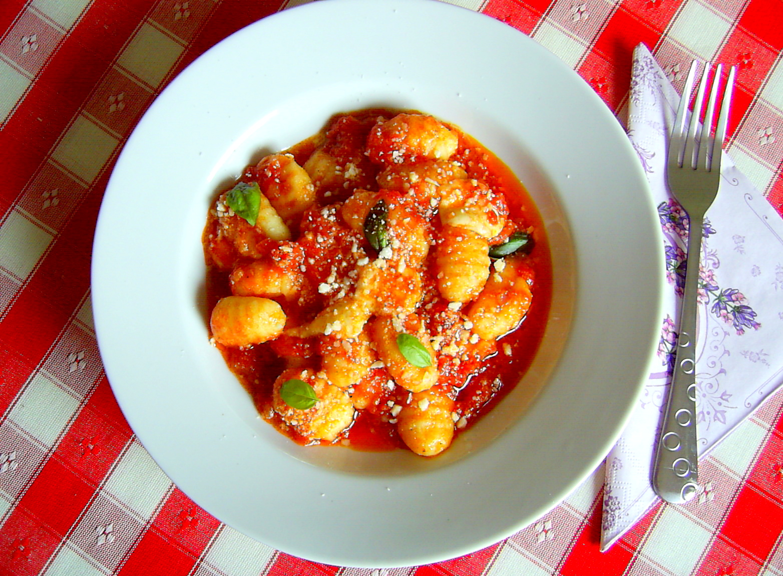 Gnocchi cu mozzarella in sos de rosii