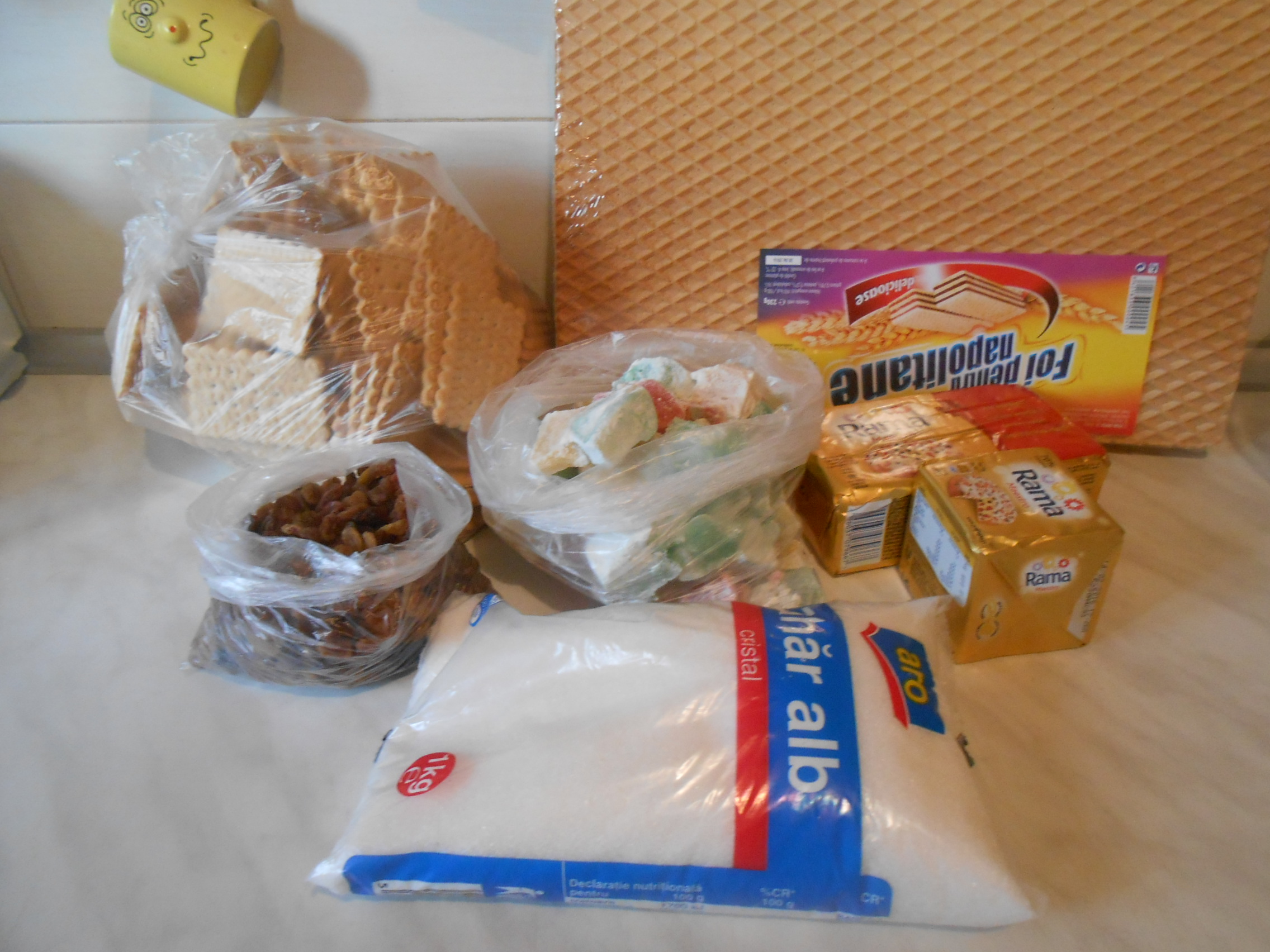 Rulada cu foi de napolitana, biscuiti si rahat