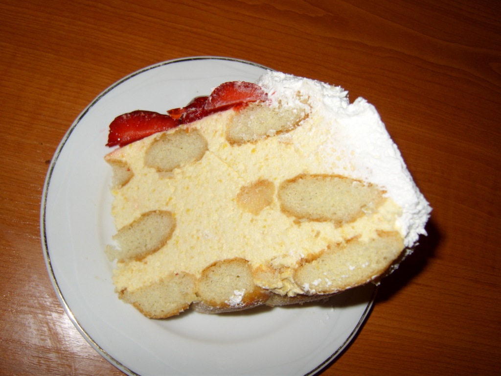 Tort cu mousse de piersici.