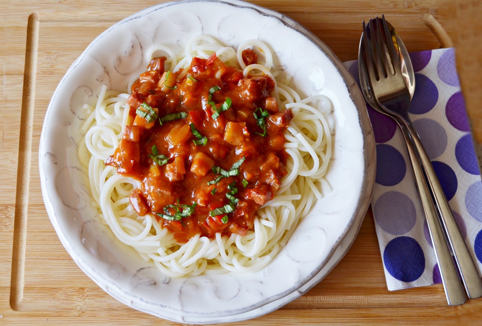 Spaghete cu sunca, sos de rosii si busuioc