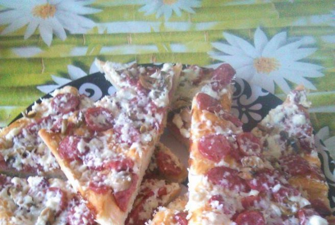 Pizza italiana cu aluat crocant, sunca, ciuperci si cascaval