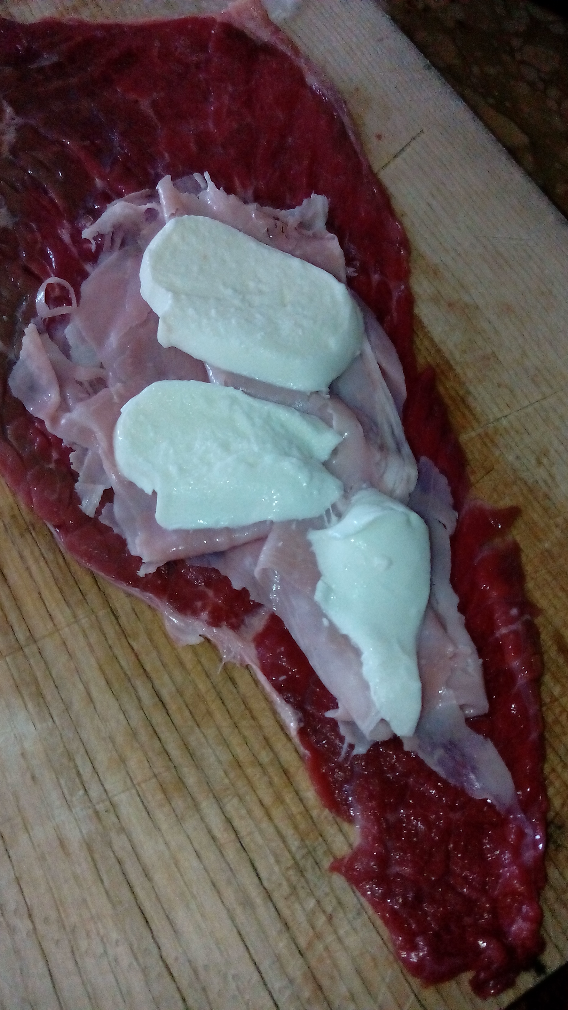 Pachetele din carne de vita cu sunca si mozzarella