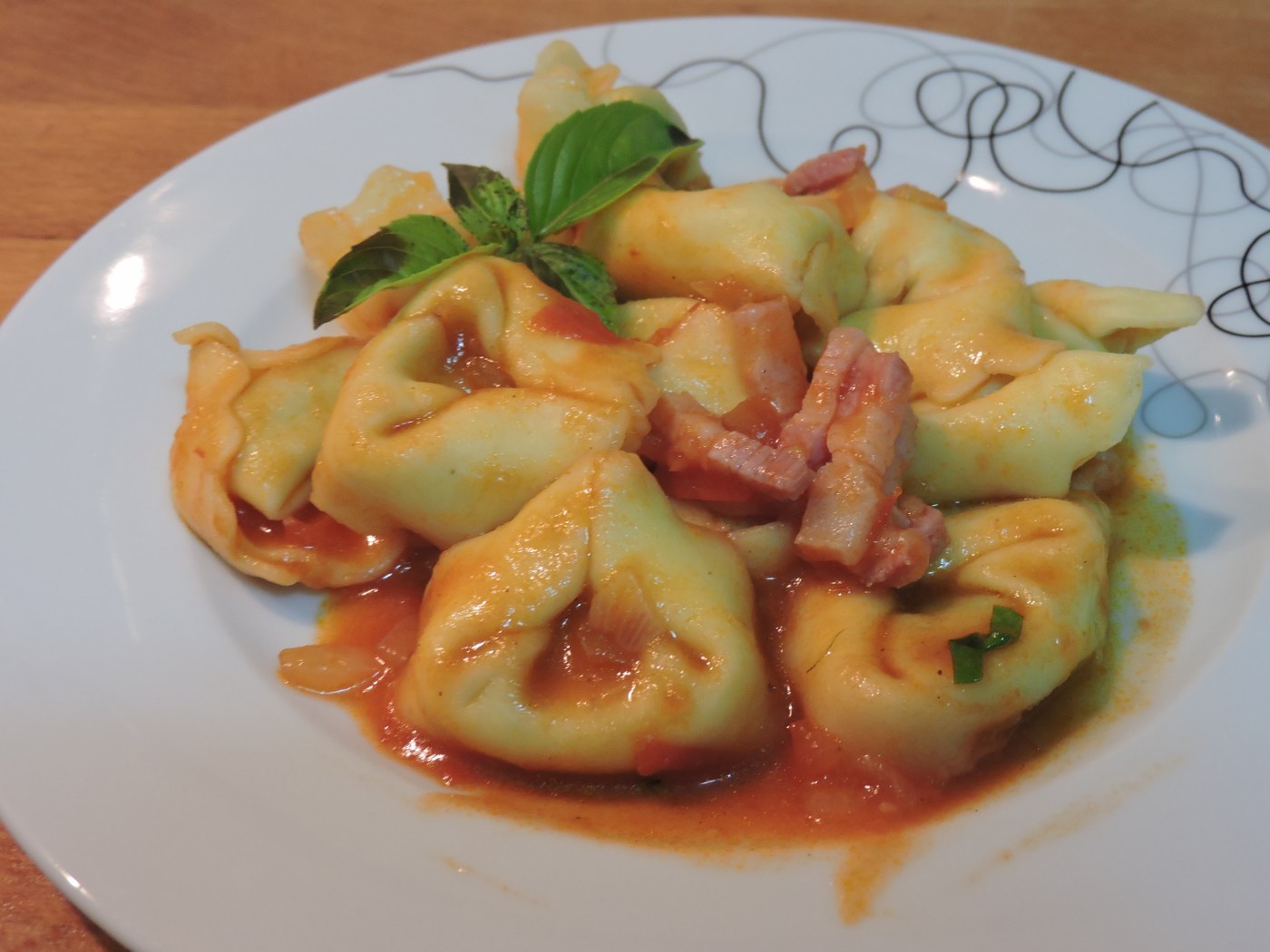 Tortellini cu sos de tomate si bacon