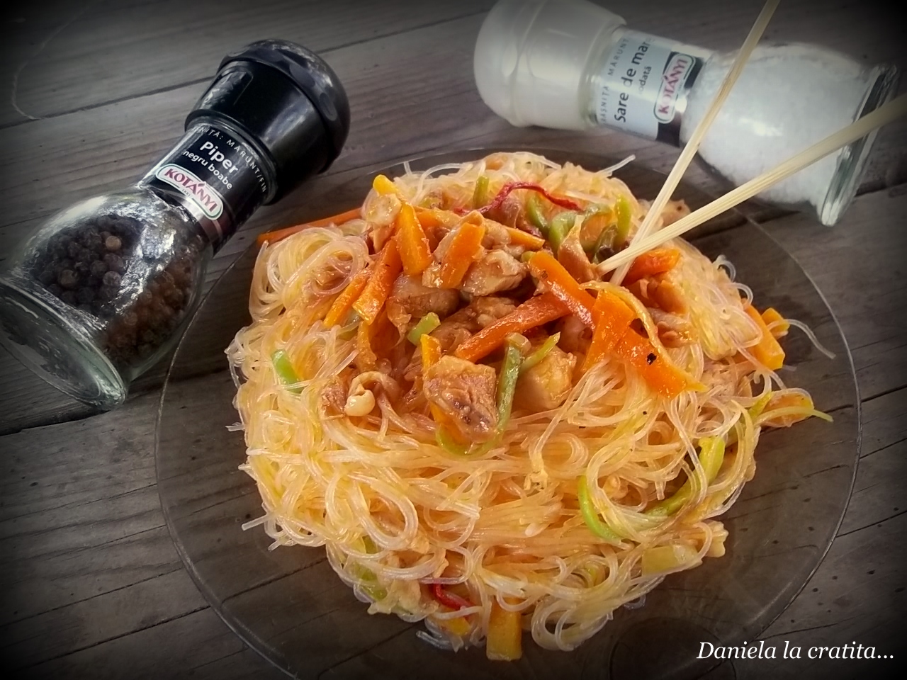 Paste chinezesti (noodles) cu pui si legume