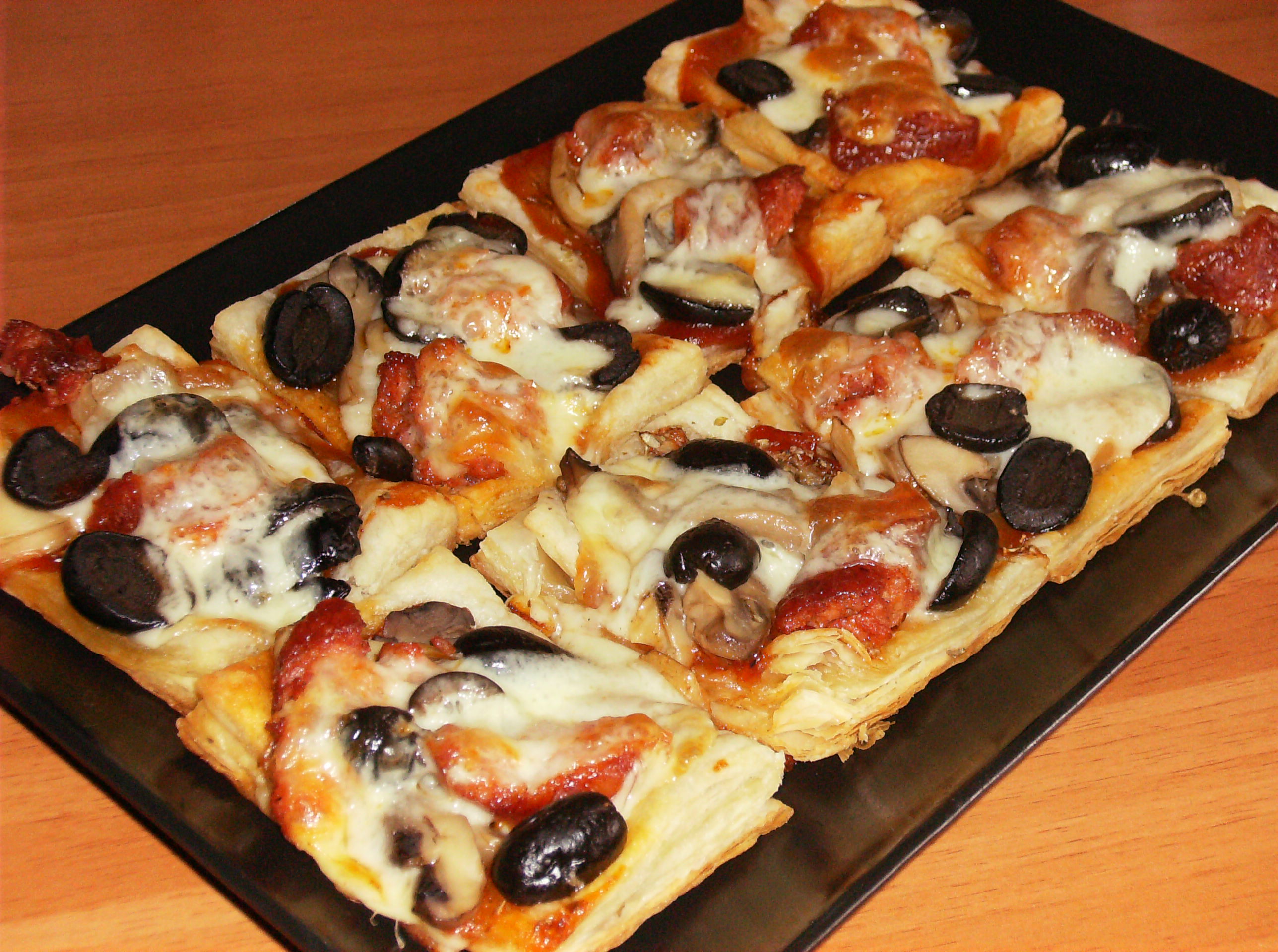 Pizza pe blat de foietaj (16 mini pizza în câteva minute)