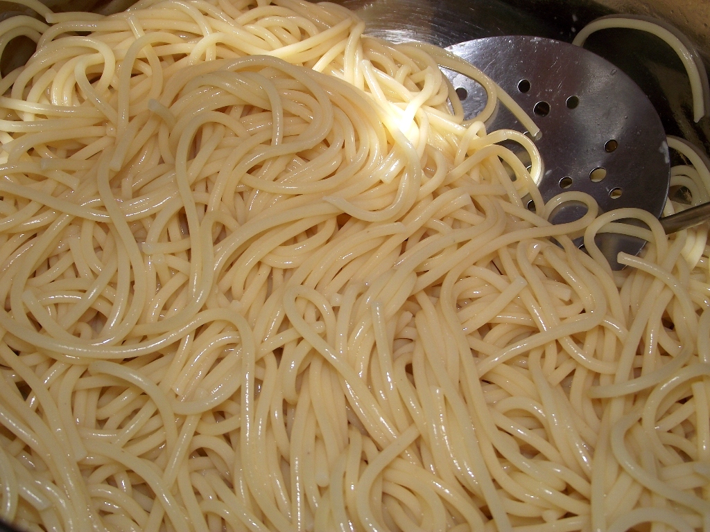 Spaghetti cu conserva din carne si sos de rosii cu usturoi