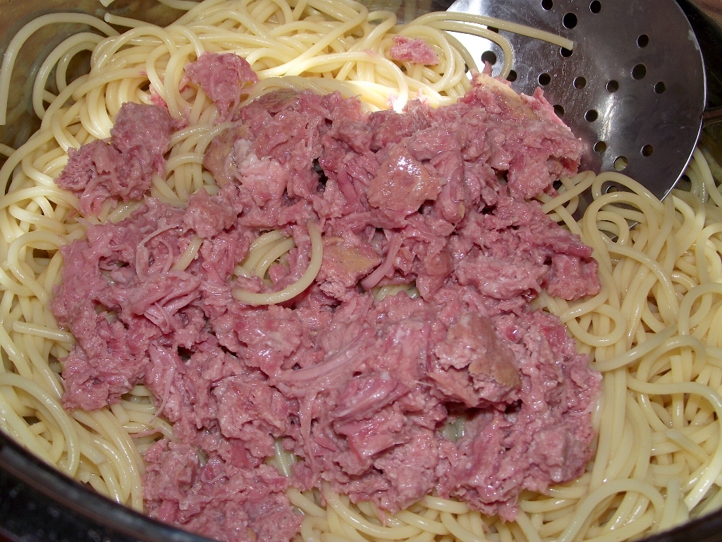 Spaghetti cu conserva din carne si sos de rosii cu usturoi