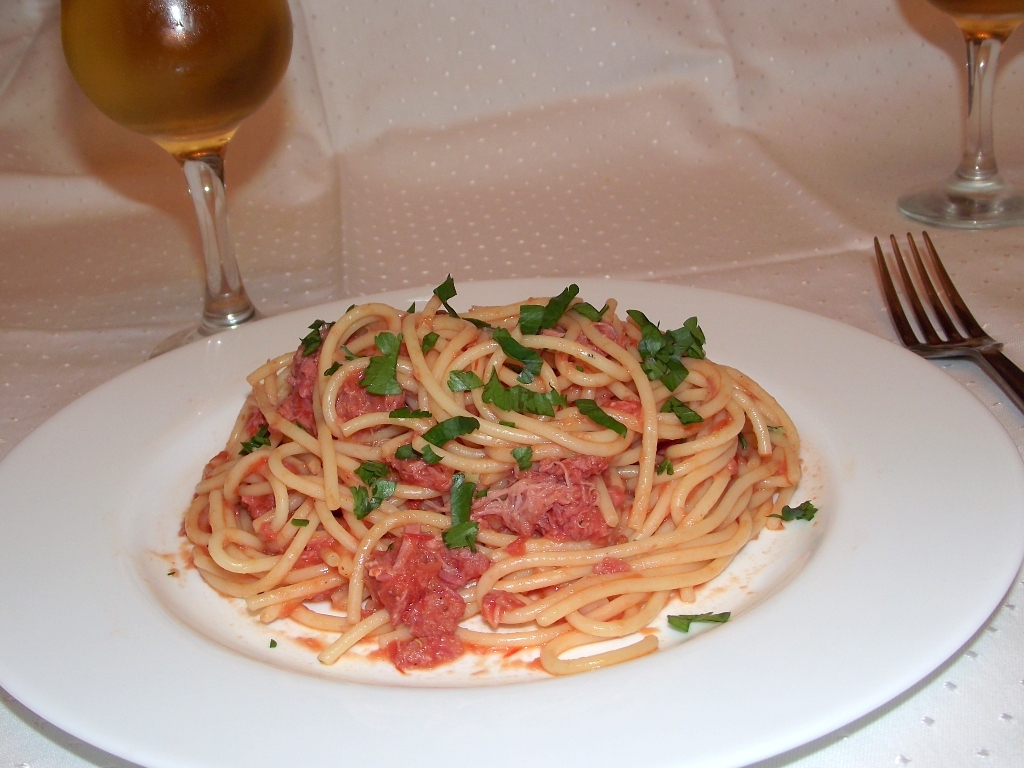 Spaghetti cu conserva din carne si sos de rosii cu usturoi