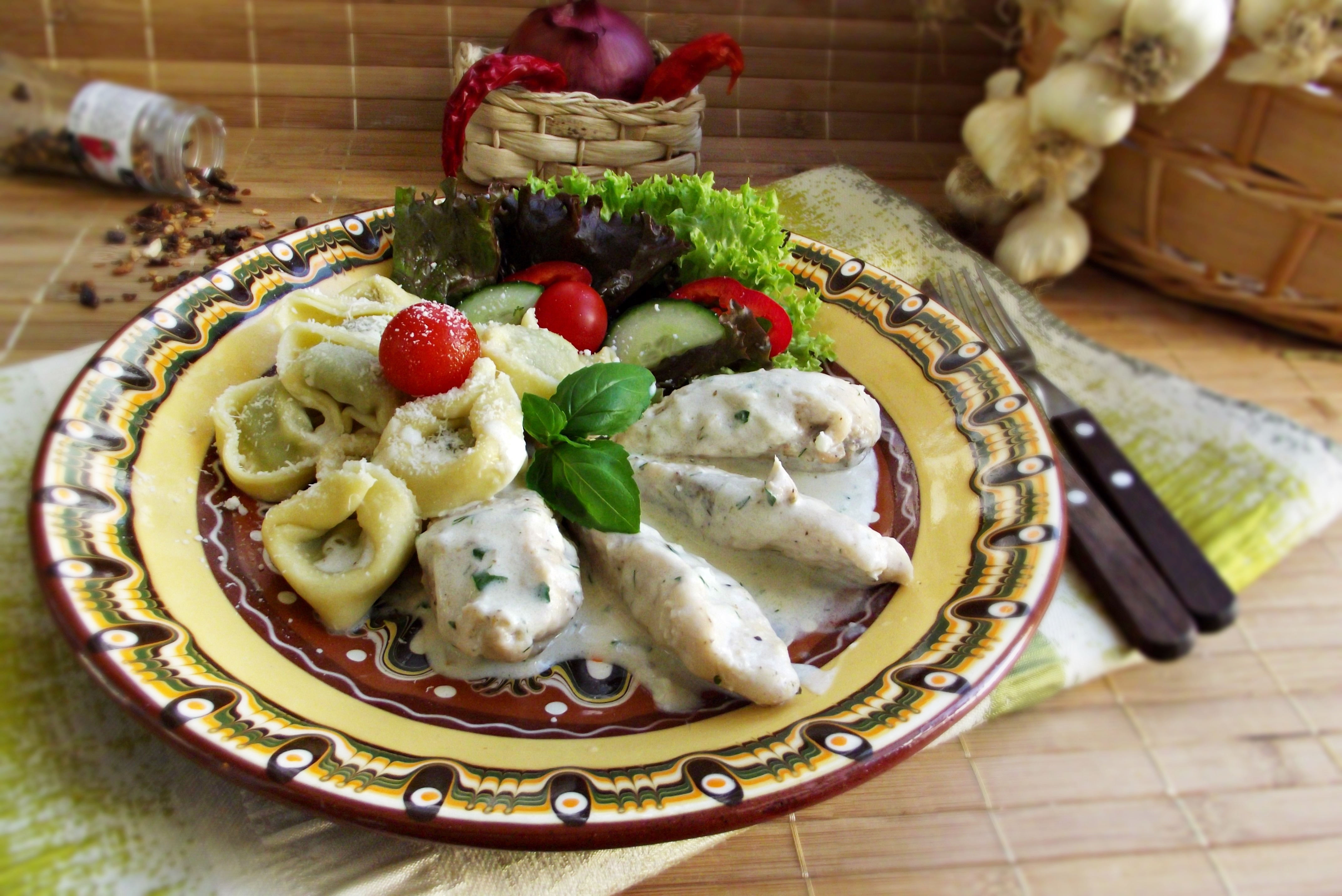 Piept de pui cu tortelloni in sos alb