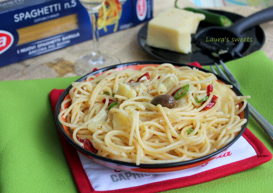 Spaghetti cu branza cheddar, ardei iute si rosii uscate