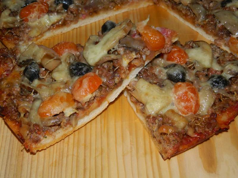 Pizza cu carne tocata