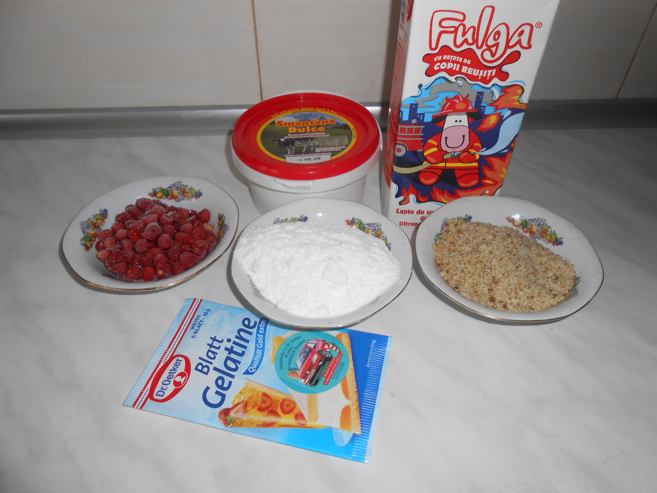 Panna cotta cu fragi si nuci caramelizate