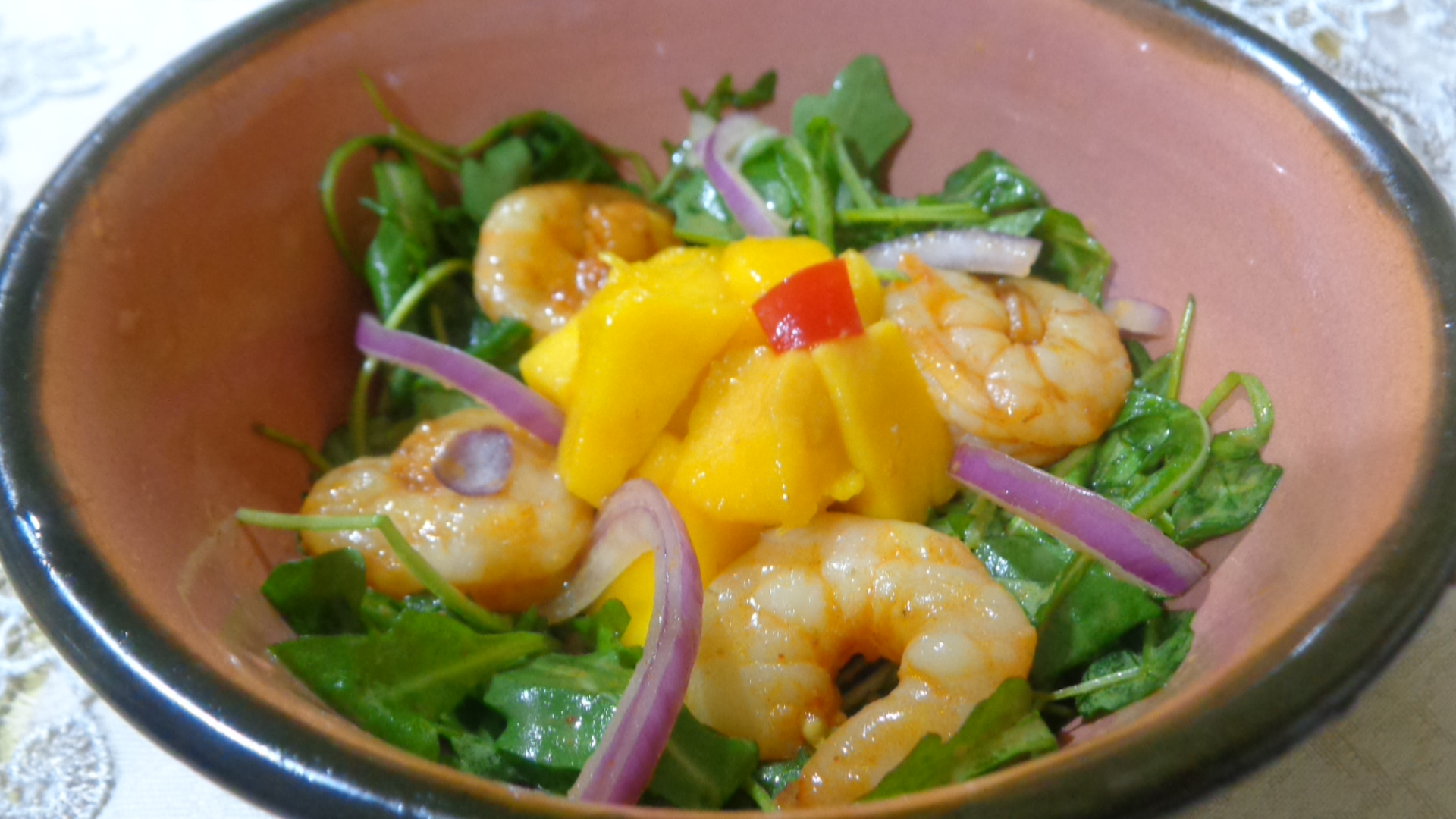 Salata de creveti, rucola si mango