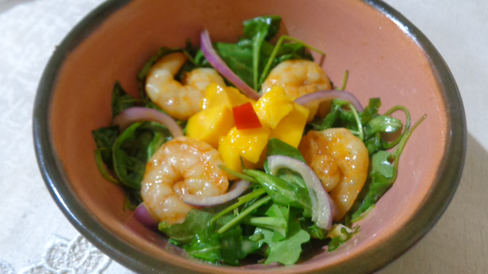 Salata de creveti, rucola si mango