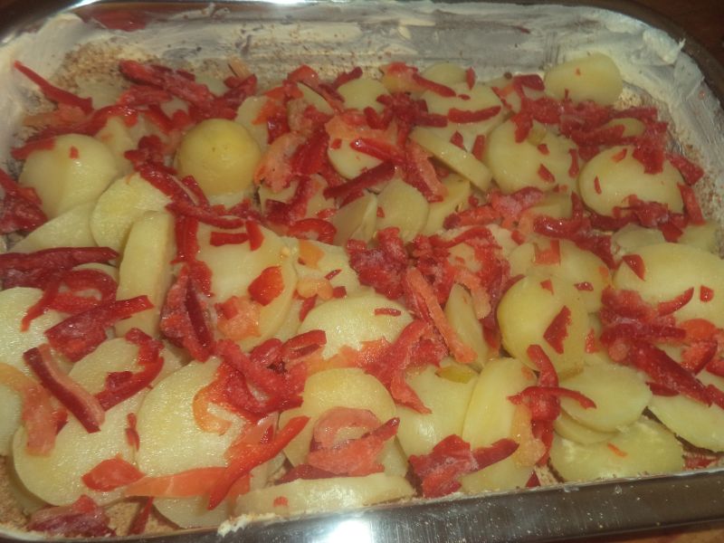 Cartofi gratinati cu oua,branza, smantana si cascaval